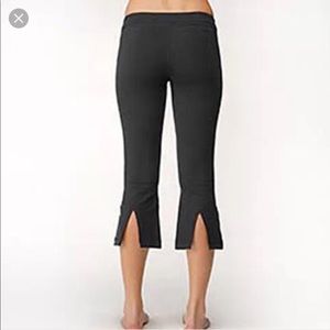 Discontinued Lululemon Gather & Crow Crop Size 12